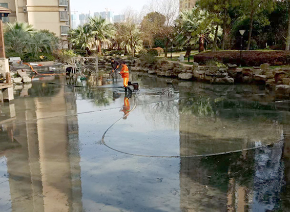 麻栗坡景观池淤泥清理
