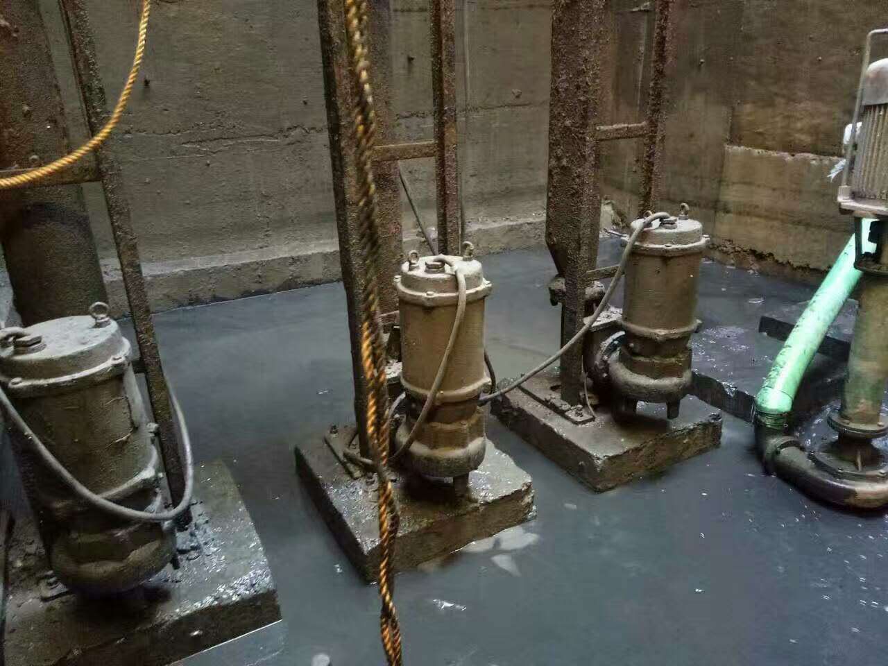 麻栗坡污水池清理