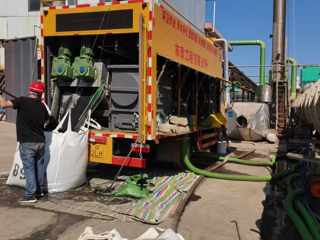 麻栗坡淤泥压干处理