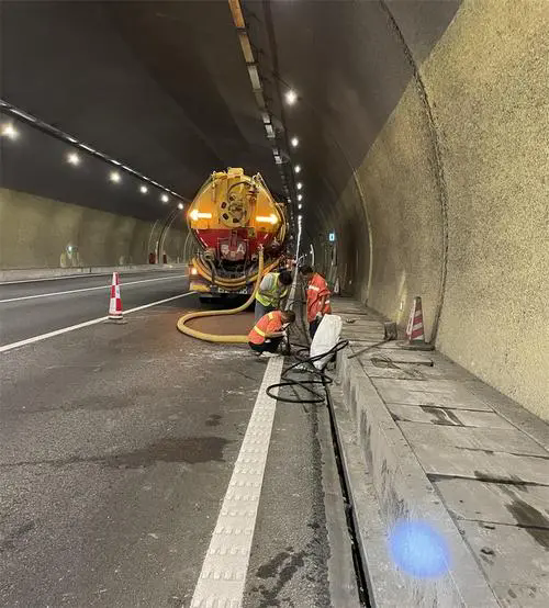 麻栗坡隧道排水渠清淤